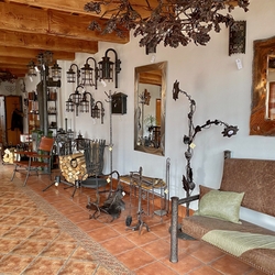 Umeleck� kov��stvo UKOVMI - showroom - kovan� seda�ka s ko�ou, zrkadl�, svietidl�, no�a na drevo, doplnky...