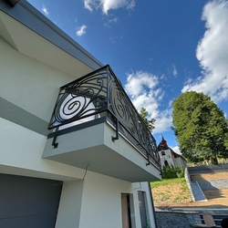 Dizajnov� kovan� z�bradlie na balk�ne rodinn�ho domu na Spi�i