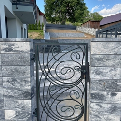 Kovan� br�nka vyroben� v UKOVMI pre rodinn� dom - kvalitn� oplotenie