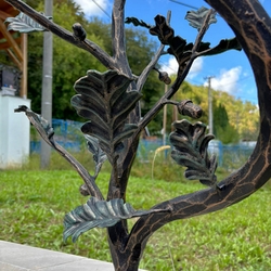 Detail dubovej vetvi�ky na kovanom z�bradl� pri vstupe k rodinn�mu domu