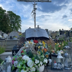 Pomn�k - otvoren� kniha a kr� na skale