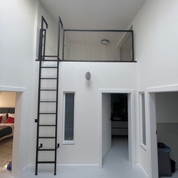 Modern� kovov� z�bradlie s rebr�kom zabezpe�� vyu�itie priestorov vo vysok�ch miestnostiach