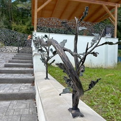 �t�lov� ru�ne kovan� z�bradlie a oplotenie s lesn�m mot�vom 