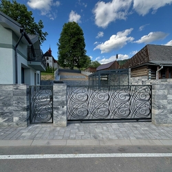 Posuvn� kovan� br�na pri rodinnom dome na Spi�i - vyroben� pod�a n�vrhu Ing. arch. Jozefa Figl�ra