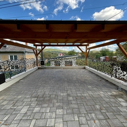 Kovan� z�bradlie v pr�stre�ku pre aut� - exteri�rov� z�bradlie