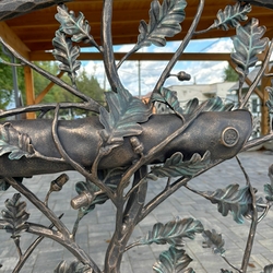 Ru�ne kovan� po�tov� schr�nka s logom UKOVMI zakomponovan� do dizajnov�ho z�bradlia