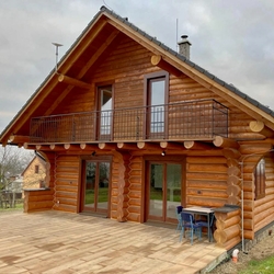 Zrubový rodinný dom s kovaným balkónovým zábradlím Zrubový rodinný dom s kovaným balkónovým zábradlím