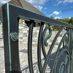 Kovan� br�na s pe�a�ou UKOVMI v �iernej farbe a zelenej patine 