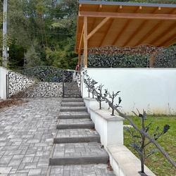 Origin�lne ru�ne kovan� oplotenie so z�bradl�m s pr�rodn�m dizajnom