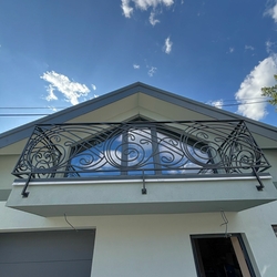 Modern� balk�nov� z�bradlie vyroben� pod�a n�vrhu Ing. arch. Jozefa Figl�ra