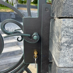 Kovan� k�u�ka na br�nke