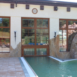 Wellness v Spa Aphrodite osvetlen� luxusn�mi n�stenn�mi lampami s historick�m dizajnom