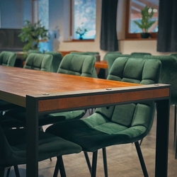 Stoly v sal�niku na Ran�i v Kr�ovej Lehote