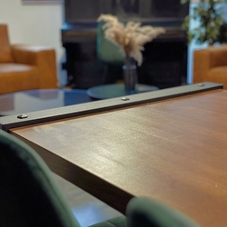 Kovov� stoly s drevom v konferen�nej miestnosti