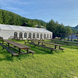 Z�hradn� stoly a lavi�ky na tr�vnatej ploche ved�a ZOO pre odpo�inok aj stravovanie n�v�tevn�kov