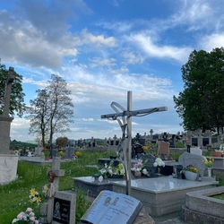 Pomn�k s knihou vytvoren� na pamiatku dvoch k�azov