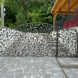 Dizajnov� br�na ru�ne vykovan� v tvare dubov�ch kon�rov pri rodinnom dome na v�chode Slovenska