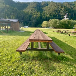 Z�hradn� st�l s lavi�kami vo vintage �t�le