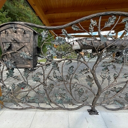 Ru�ne kovan� po�tov� schr�nky vsaden� do luxusn�ho oplotenia