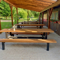 Stoly a lavi�ky v �udovom preveden� na terase kaviarne 