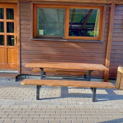 Vonkaj�ie posedenie vytvoren� k chatk�m pre letn� pohodu ubytovan�ch host�